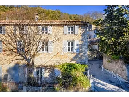 maison en pierre de 151 m² à signes