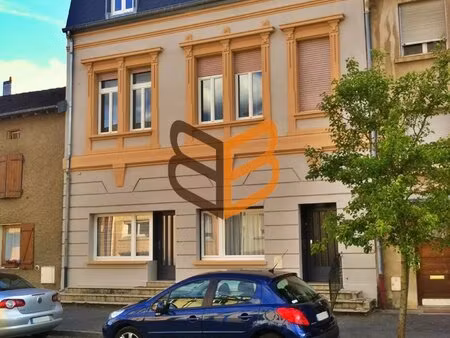 ensemble immobilier en plein centre du village