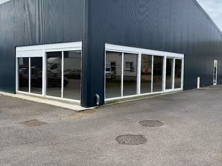210 m² – local commercial lumineux avec vitrine et parking