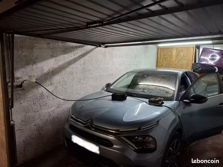 loue box fermé sécurisé  13003  avec électricité 220 volts