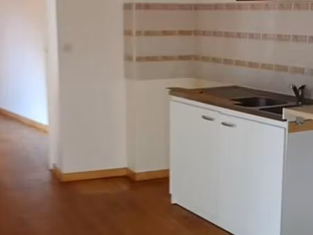 appartement dans maison de ville à sain bel