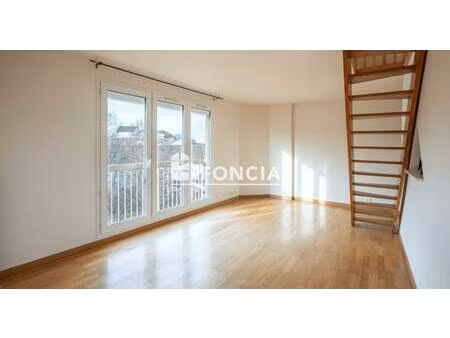 apparetement en duplex avec cave situé à proximité du centre-ville