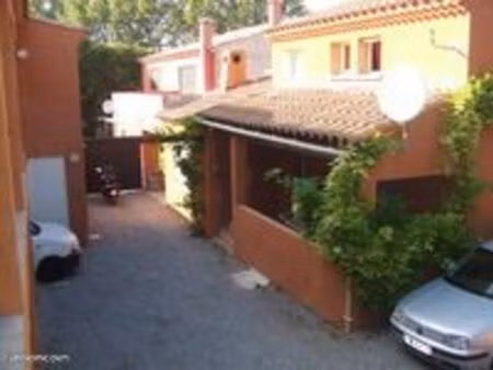 villa avec terrasses  3 places de parking  dans copropriété  quartier calme  proche cv