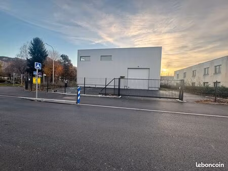 batiment a louer (atelier + bureaux)