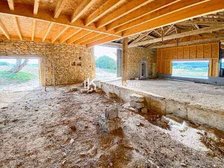 une belle batisse en pierre dans un ecrin de verdure