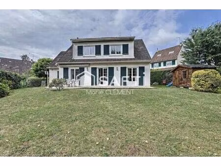 maison 141 m2  terrain de 460 m2  trois chambres et garage