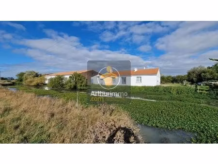 maison 3 chambres + grange de 400m² avec 8 hectares