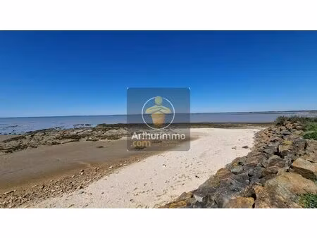 longère vendéenne au bord de la mer