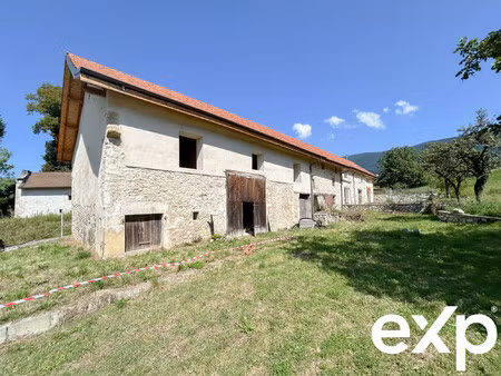 grange de 592 m² sur parcelle de 889 m²