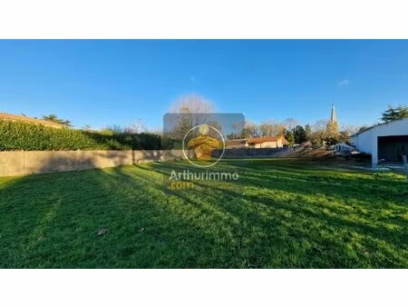 a pied des commerces terrain constructible de 786m²