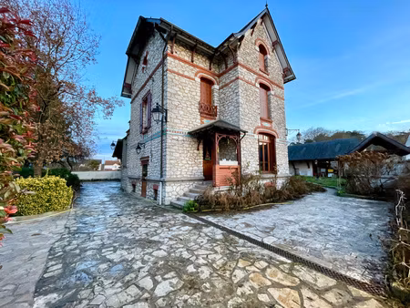 propriété exceptionnelle comprenant deux maisons 240 m²  dépendances ( + 140 m² )et 1 890 