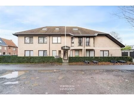 rustig gelegen duplexappartement met 2 ruime slaapkamers en garage