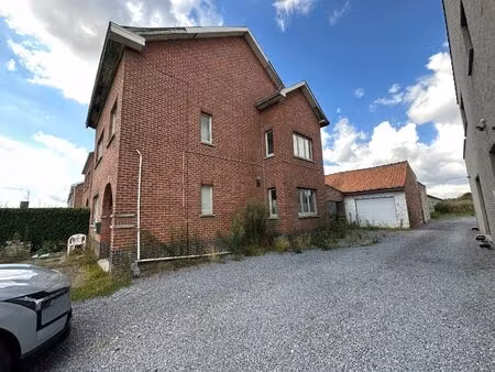 te renoveren vrijstaande woning met 400m² magazijn op 7a85ca perceel