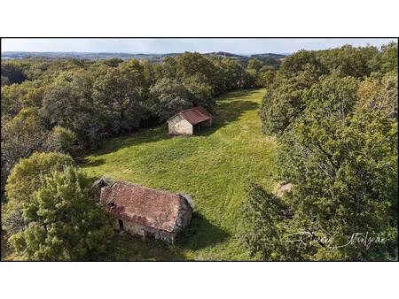 ensemble immobilier en pierre à rénover  sans voisins  3 hecta