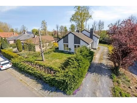 ruime gerenoveerde villa met 4 slaapkmaers in residentiele wijk