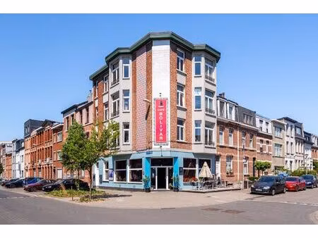 lichtrijk hoek appartement met karakter!