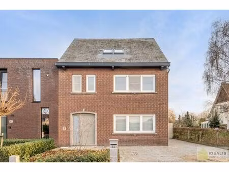 idealis vastgoed – instapklare eengezinswoning met een lichtrijke leefruimte  3 ruime slaa