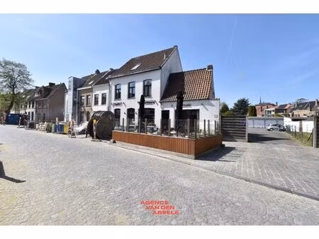 handelspand bestaande uit eethuis met café en privé woonst