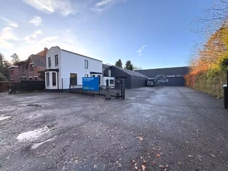ruim bedrijvencomplex met opslagruimte en kantoren te kalmthout
