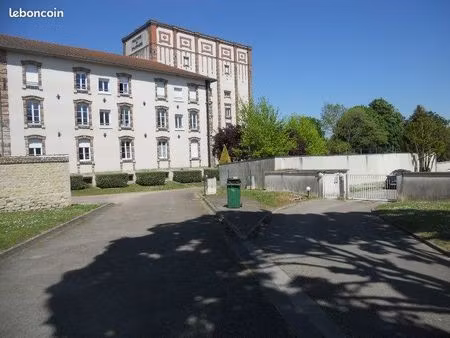 à vendre garage box 18m2 car 6m x 3m toit bac acier en mono-pente de 2m30 à 2m50. belle co