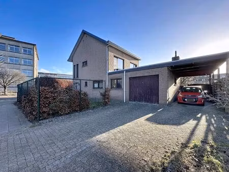 recent gerenoveerde woning met 3 ruime slaapkamers en kleine tuin vlakbij het centrum.