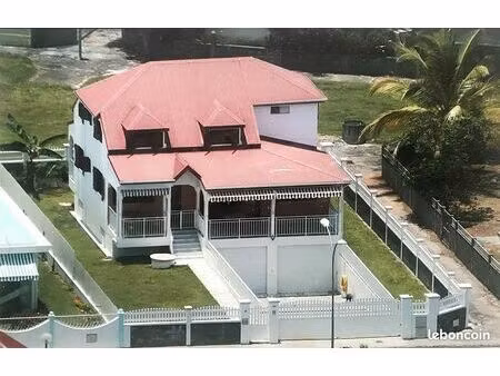 villa dans quartier prisé – les abymes