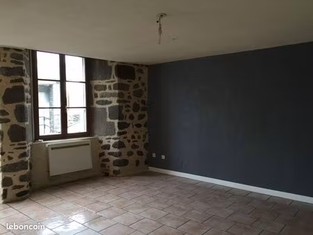 à louer – appartement f3 rdc – 50 m² – allanche (centre-ville)