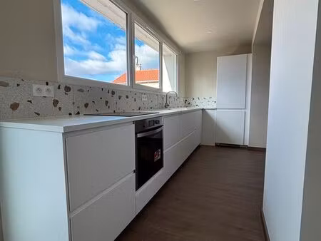 f2 neuf (exterieur & place de stationnement privative)