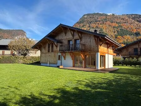 chalet récemment construit de 4 chambres près du centre du village  samoëns