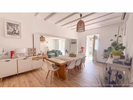 caderousse  5mn de l'échangeur a7/a9 d'orange  25mn de la gare tgv d'avignon  appartement.