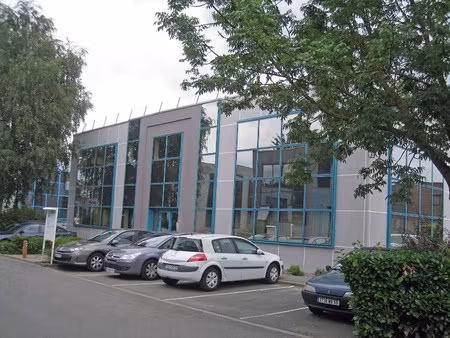 location local professionnel 438m²