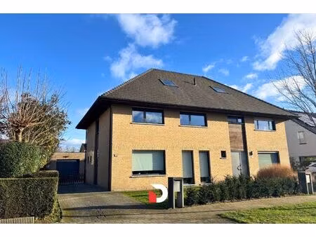 ruime halfopen woning met 3 slaapkamers  tuin en garage