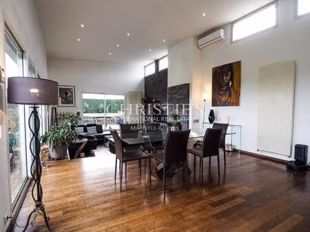 maison lumineuse avec piscine et vue imprenable