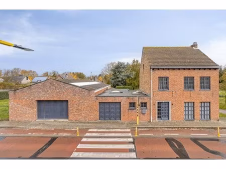 commercieel te koop in assebroek met 2 slaapkamers