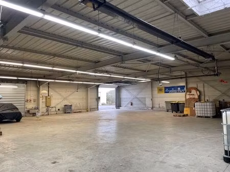 local de stockage/atelier d'une surface de 530 m2 disponible immédiatement à la location à