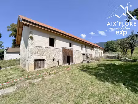 grange de 592 m² sur parcelle de 889 m²