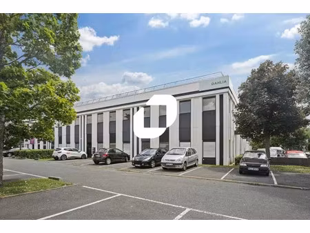 surfaces de bureaux dans un parc sécurisé avec services de proximités