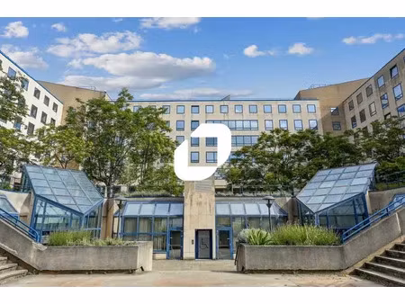 a vendre  bureaux lumineux en tres bon etat au pied du rer b