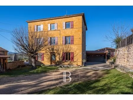 sarcey - maison en pierres dorées d'environ 236 m² - terrasse et jardin d'environ 1846 m² 