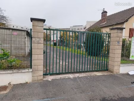 lot de boxes dans terrain de 600 m2