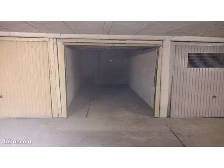 garage/box dans grand garage fermé et sécurisé  à mandelieu