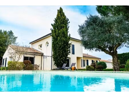 elégante villa d'architecte et ses espaces de détente extérieurs