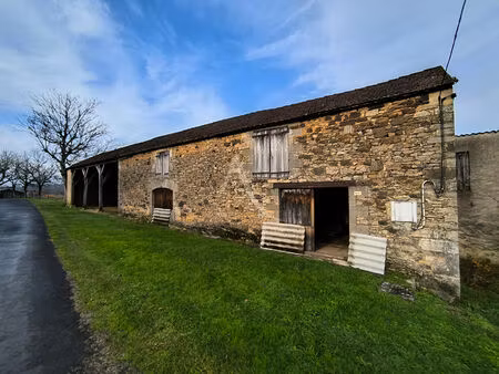 ensemble de grange et entrepôts  pour 666 m2 de bâtis.