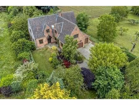 grande maison sur un terrain de 1989m²