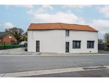 maison 4 faç. 3 ch. rénovées avec parkings et jardin!