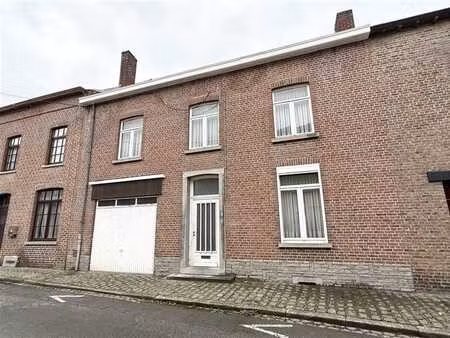 jolie maison mitoyenne bien entretenue avec agréable jardin!