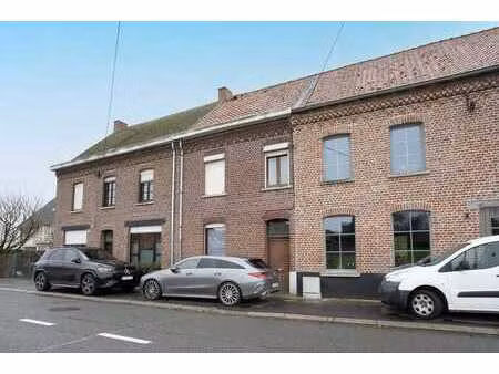 maison à rénover érigée sur 595m²  dans un village apprécié