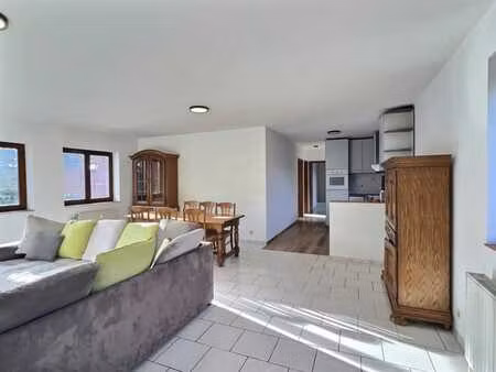 lumineux appartement situé au 1er étage