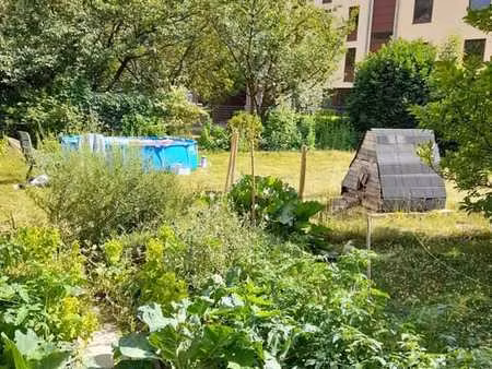 chambre lumineuse en colocation – maison avec jardin à namur