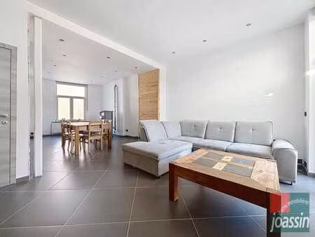 maison lumineuse rénovée avec garage et jardin